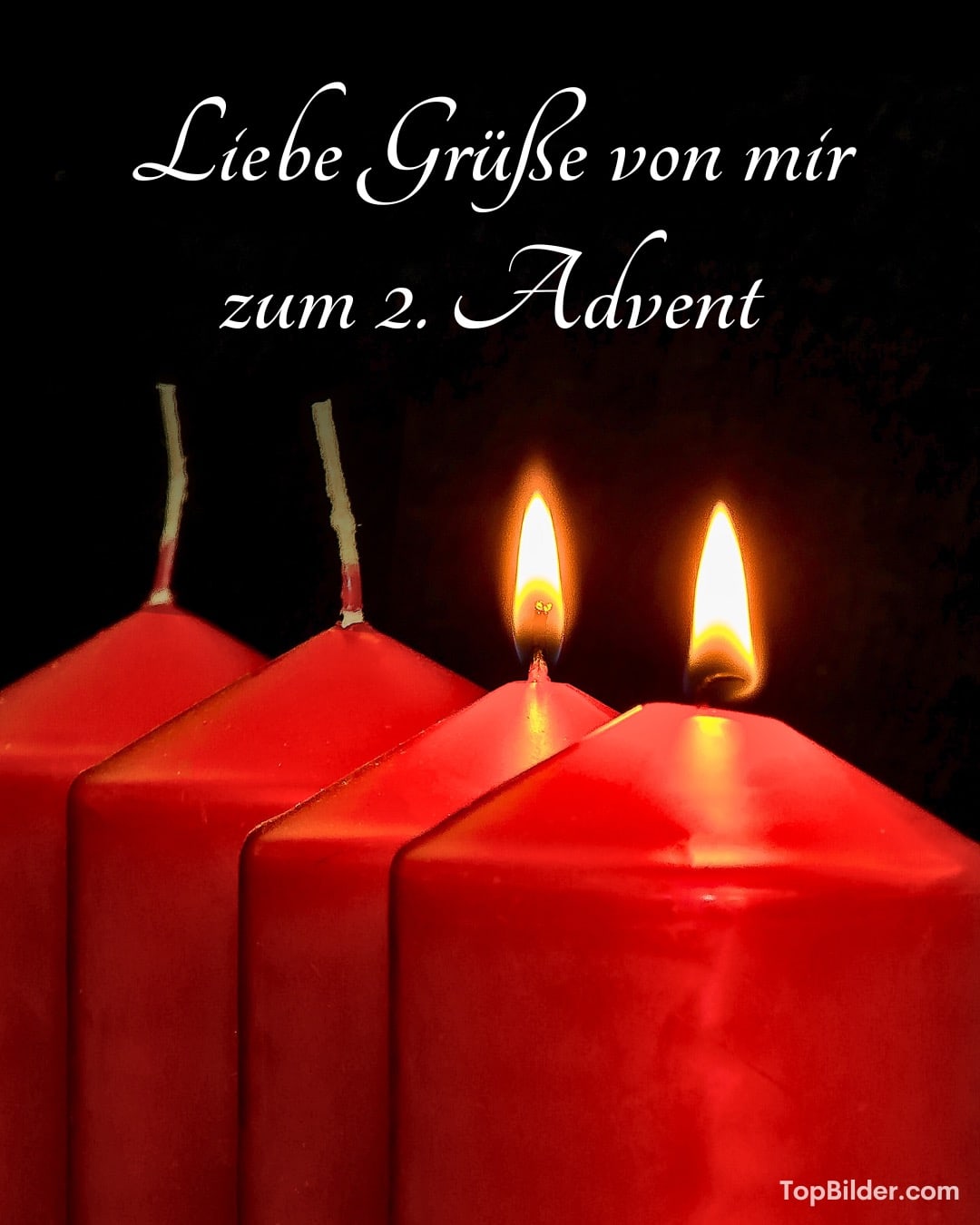 Vier rote Adventskerzen, zwei brennen, vor dunklem Hintergrund mit Gruß zum 2. Advent