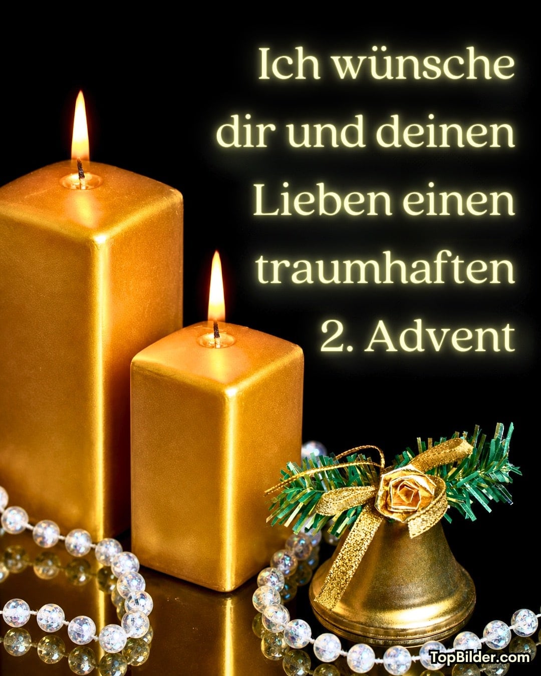 Zwei goldene Kerzen brennen neben goldener Glocke und Perlenkette vor schwarzem Hintergrund