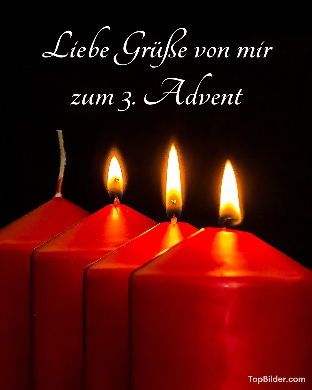 Vier rote Adventskerzen, drei brennen, eine ist unangezündet; Grußtext zum 3. Advent