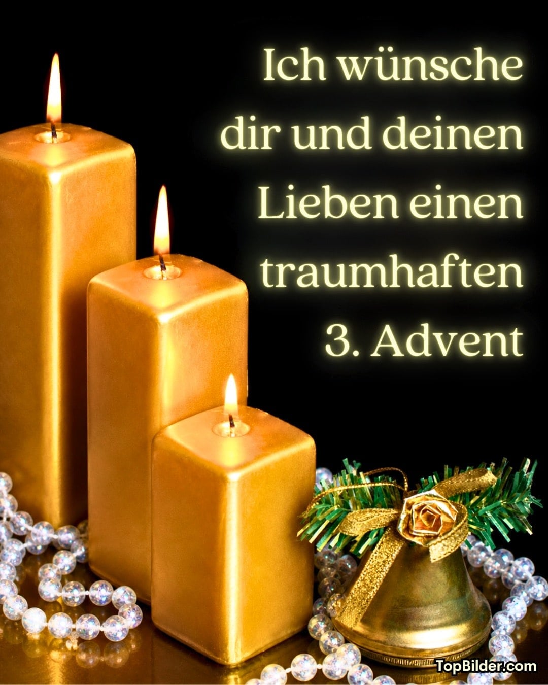 Drei goldene brennende Kerzen, Perlenkette und goldene Glocke mit Tannenzweig vor schwarzem Hintergrund